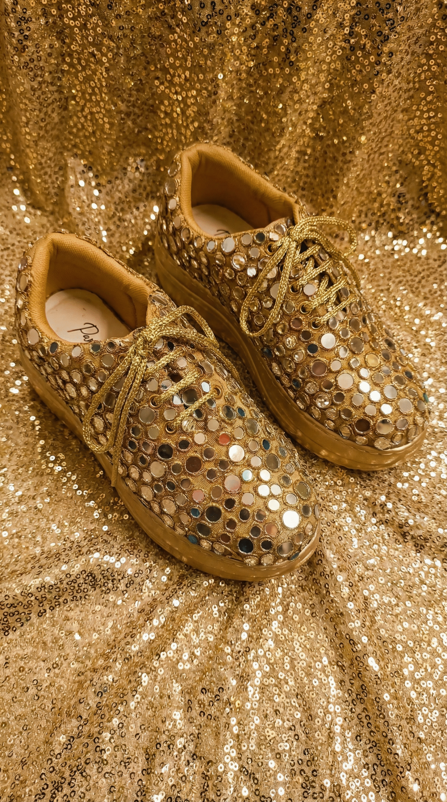 Firefly_Gemini Flash_Create an image for the website use mirror gold shimmer backgrond 625167